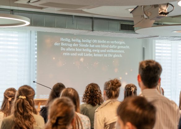 Gemeinschaft bei Kaffee nach dem Gottesdienst