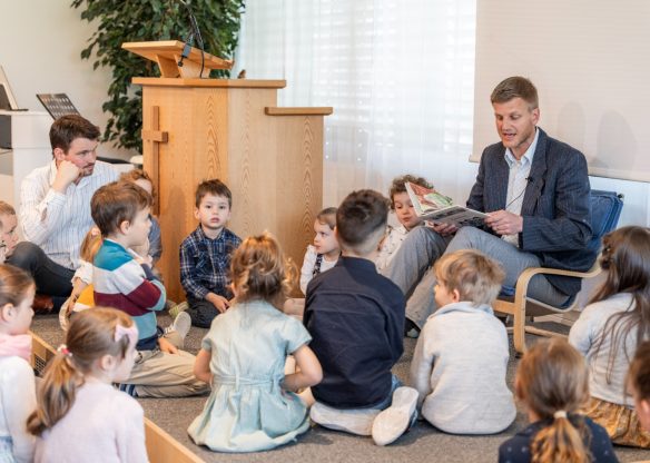 Kinder mit ihren Familien im Gottesdienst